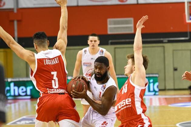 Dominic Lockhart, Jonathan Stark, Bennet Hundt 5. Spieltag, Basketball Bundesliga, Basketball Saison 2020 2021, Deutschland, easyCredit BBL, Germany, Giessen 46ers, giessen weiss, Herren, Jobstairs GIESSEN 46ers - Brose Bamberg, Männer, Bamberg rot