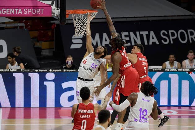 06.12.2020, xemx, Basketball BBL Bundesliga, FC Bayern Muenchen Basketball - BG Göttingen emspor, v.l. Galen Robinson Jr. (BG Goettingen) und Jalen Reynolds (FC Bayern Basketball) Zweikampf, Duell, Kampf, tackle (DFL DFB REGULATIONS PROHIBIT ANY USE OF PHOTOGRAPHS as IMAGE SEQUENCES and or QUASI-VIDEO) Muenchen