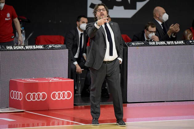 06.12.2020, xemx, Basketball BBL Bundesliga, FC Bayern Muenchen Basketball - BG Göttingen emspor, v.l. Head Coach Andrea Trinchieri (FC Bayern Basketball) gibt Anweisungen, gestikuliert mit den Armen, gesticulate, gives instructions (DFL DFB REGULATIONS PROHIBIT ANY USE OF PHOTOGRAPHS as IMAGE SEQUENCES and or QUASI-VIDEO) Muenchen