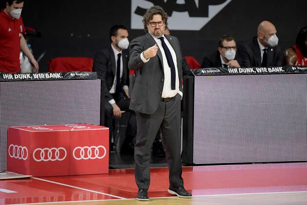 06.12.2020, xemx, Basketball BBL Bundesliga, FC Bayern Muenchen Basketball - BG Göttingen emspor, v.l. Head Coach Andrea Trinchieri (FC Bayern Basketball) gibt Anweisungen, gestikuliert mit den Armen, gesticulate, gives instructions (DFL DFB REGULATIONS PROHIBIT ANY USE OF PHOTOGRAPHS as IMAGE SEQUENCES and or QUASI-VIDEO) Muenchen