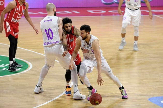 06.12.2020, xemx, Basketball BBL Bundesliga, FC Bayern Muenchen Basketball - BG Göttingen emspor, v.l. Dennis Kramer (BG Goettingen), Dennis Jerome Seeley (FC Bayern Basketball) und Luke Nelson (BG Goettingen) Zweikampf, Duell, Kampf, tackle (DFL DFB REGULATIONS PROHIBIT ANY USE OF PHOTOGRAPHS as IMAGE SEQUENCES and or QUASI-VIDEO) Muenchen