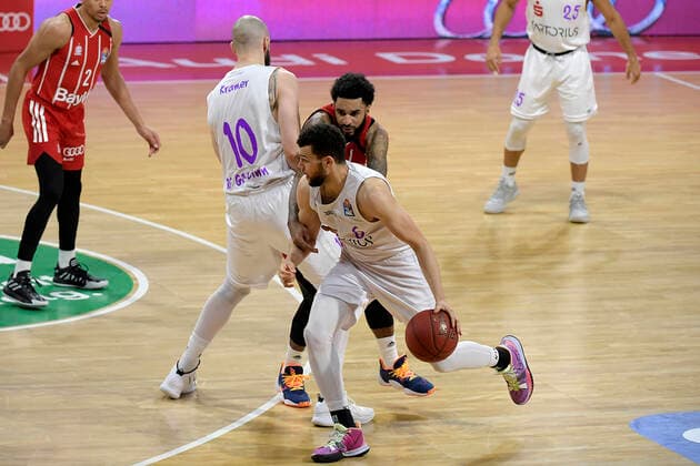 06.12.2020, xemx, Basketball BBL Bundesliga, FC Bayern Muenchen Basketball - BG Göttingen emspor, v.l. Dennis Kramer (BG Goettingen), Dennis Jerome Seeley (FC Bayern Basketball) und Luke Nelson (BG Goettingen) Zweikampf, Duell, Kampf, tackle (DFL DFB REGULATIONS PROHIBIT ANY USE OF PHOTOGRAPHS as IMAGE SEQUENCES and or QUASI-VIDEO) Muenchen