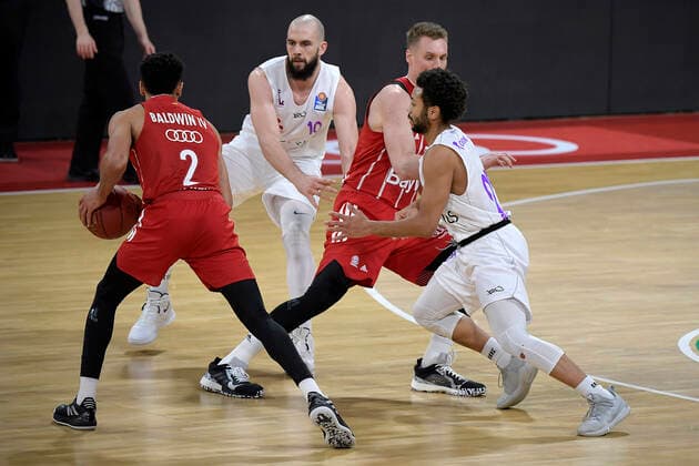 06.12.2020, xemx, Basketball BBL Bundesliga, FC Bayern Muenchen Basketball - BG Göttingen emspor, v.l. Wade Baldwin (FC Bayern Basketball), Dennis Kramer (BG Goettingen), Leon Radosevic (FC Bayern Basketball) und Galen Robinson Jr. (BG Goettingen) Zweikampf, Duell, Kampf, tackle (DFL DFB REGULATIONS PROHIBIT ANY USE OF PHOTOGRAPHS as IMAGE SEQUENCES and or QUASI-VIDEO) Muenchen