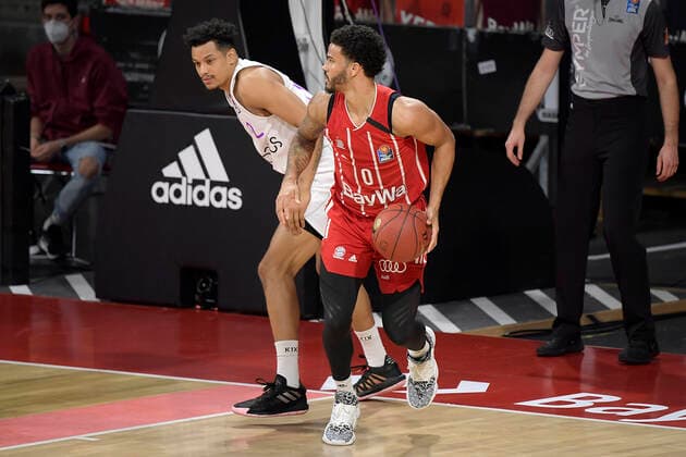 06.12.2020, xemx, Basketball BBL Bundesliga, FC Bayern Muenchen Basketball - BG Göttingen emspor, v.l. Nelson Weidemann (BG Goettingen) und Nick Weiler-Babb (FC Bayern Basketball) Zweikampf, Duell, Kampf, tackle (DFL DFB REGULATIONS PROHIBIT ANY USE OF PHOTOGRAPHS as IMAGE SEQUENCES and or QUASI-VIDEO) Muenchen
