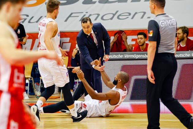 oben Headcoach Johan Roijakkers (Brose Bamberg) unten 33 Brandon Thomas (JobStairs Gießen 46ers) JobStairs Gießen 46ers - Brose Bamberg, easyCredit Basketball Bundesliga, Saison 2020-2021, 5. Spieltag, Gießen, Germany, 06.12.2020, - Copyright: DanielxLöb
