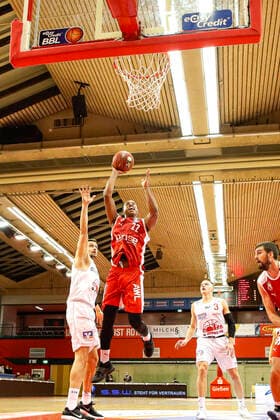 rechts Devon Hall (Brose Bamberg, 22) links 12 Johannes Richter (JobStairs Gießen 46ers) JobStairs Gießen 46ers - Brose Bamberg, easyCredit Basketball Bundesliga, Saison 2020-2021, 5. Spieltag, Gießen, Germany, 06.12.2020, - Copyright: DanielxLöb
