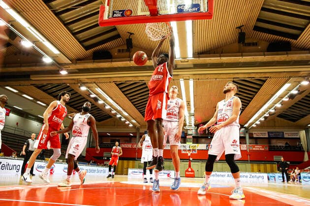 links Norense Odiase (Brose Bamberg, 32) rechts 31 Scottie James Jr. (JobStairs Gießen 46ers) JobStairs Gießen 46ers - Brose Bamberg, easyCredit Basketball Bundesliga, Saison 2020-2021, 5. Spieltag, Gießen, Germany, 06.12.2020, - Copyright: DanielxLöb