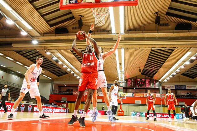 links Norense Odiase (Brose Bamberg, 32) rechts 31 Scottie James Jr. (JobStairs Gießen 46ers) JobStairs Gießen 46ers - Brose Bamberg, easyCredit Basketball Bundesliga, Saison 2020-2021, 5. Spieltag, Gießen, Germany, 06.12.2020, - Copyright: DanielxLöb