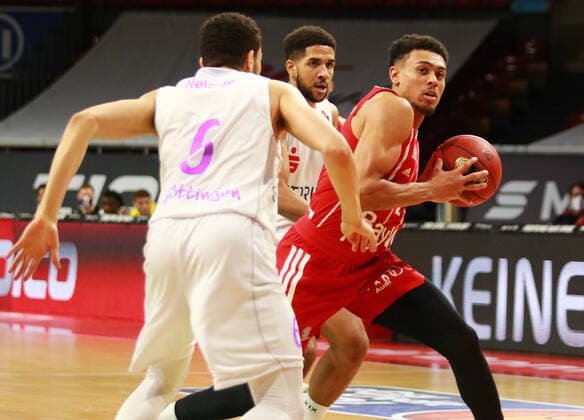 2 Wade Baldwin FCBB, rot, gegen Luke Nelson, Göttingen Basketball, 1. Bundesliga, BBL, FC Bayern München vs. BG Göttingen, Audi Dome, 06.12.2020 FOTO: Mladen Lackovic LakoPress