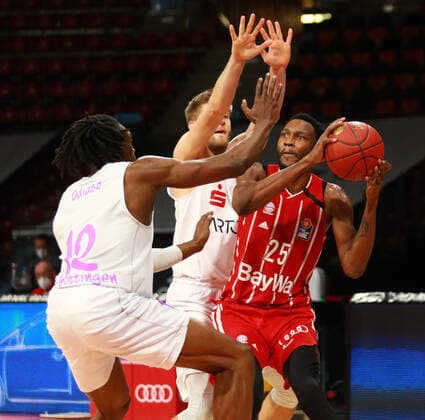 25 JaJuan Johnson FCBB, rot, gegen 12 Tai Odiase, Göttingen Basketball, 1. Bundesliga, BBL, FC Bayern München vs. BG Göttingen, Audi Dome, 06.12.2020 FOTO: Mladen Lackovic LakoPress