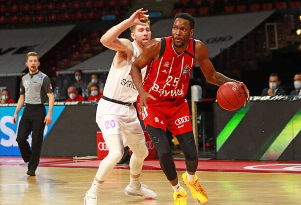 25 JaJuan Johnson FCBB, rot, gegen Henry Rayman, Göttingen Basketball, 1. Bundesliga, BBL, FC Bayern München vs. BG Göttingen, Audi Dome, 06.12.2020 FOTO: Mladen Lackovic LakoPress