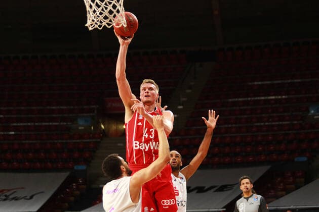 Leon Radosevic FCBB, rot, setzt sich im Zweikampf durch Basketball, 1. Bundesliga, BBL, FC Bayern München vs. BG Göttingen, Audi Dome, 06.12.2020 FOTO: Mladen Lackovic LakoPress