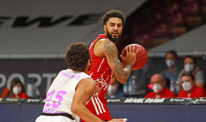 Neuzugang D.J. Seeley FCBB, rot, am Ball gegen Galen Robinson, Göttingen, Audi Dome, 06.12.2020 FOTO: Mladen Lackovic LakoPress