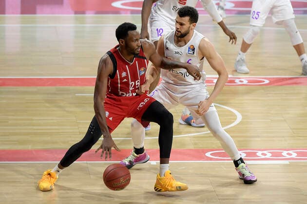 06.12.2020, xemx, Basketball BBL Bundesliga, FC Bayern Muenchen Basketball - BG Göttingen emspor, v.l. Ja Juan Johnson (FC Bayern Basketball) und Luke Nelson (BG Goettingen) Zweikampf, Duell, Kampf, tackle (DFL DFB REGULATIONS PROHIBIT ANY USE OF PHOTOGRAPHS as IMAGE SEQUENCES and or QUASI-VIDEO) Muenchen