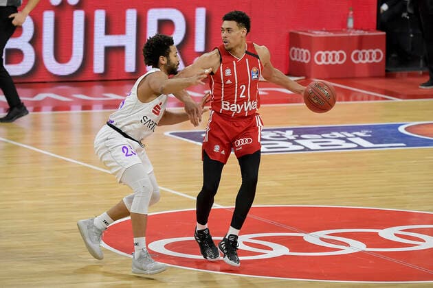 06.12.2020, xemx, Basketball BBL Bundesliga, FC Bayern Muenchen Basketball - BG Göttingen emspor, v.l. Galen Robinson Jr. (BG Goettingen) und Wade Baldwin (FC Bayern Basketball) Zweikampf, Duell, Kampf, tackle (DFL DFB REGULATIONS PROHIBIT ANY USE OF PHOTOGRAPHS as IMAGE SEQUENCES and or QUASI-VIDEO) Muenchen