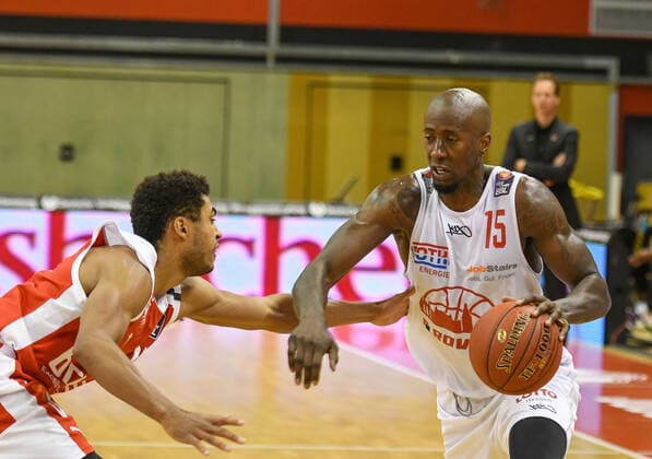 Kenneth Ogbe, Brandon Bowman 5. Spieltag, Basketball Bundesliga, Basketball Saison 2020 2021, Deutschland, easyCredit BBL, Germany, Giessen 46ers, giessen weiss, Herren, Jobstairs GIESSEN 46ers - Brose Bamberg, Männer, Bamberg rot