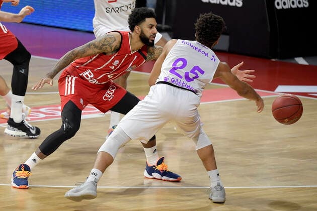 06.12.2020, xemx, Basketball BBL Bundesliga, FC Bayern Muenchen Basketball - BG Göttingen emspor, v.l. Dennis Jerome Seeley (FC Bayern Basketball) und Galen Robinson Jr. (BG Goettingen) Zweikampf, Duell, Kampf, tackle (DFL DFB REGULATIONS PROHIBIT ANY USE OF PHOTOGRAPHS as IMAGE SEQUENCES and or QUASI-VIDEO) Muenchen