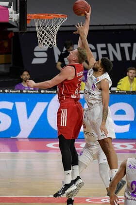 06.12.2020, xemx, Basketball BBL Bundesliga, FC Bayern Muenchen Basketball - BG Göttingen emspor, v.l. Leon Radosevic (FC Bayern Basketball) und Marvin Omuvwie (BG Goettingen) Zweikampf, Duell, Kampf, tackle (DFL DFB REGULATIONS PROHIBIT ANY USE OF PHOTOGRAPHS as IMAGE SEQUENCES and or QUASI-VIDEO) Muenchen