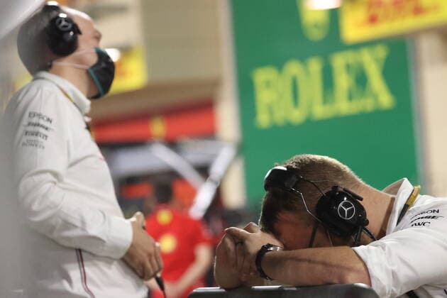 Motorsports: FIA Formula One World Championship, WM, Weltmeisterschaft 2020, Grand Prix of Sakhir, Mechanic of Mercedes-AMG Petronas Formula One Team Sakhir Bahrain