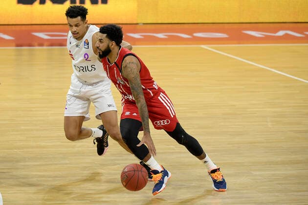 06.12.2020, xemx, Basketball BBL Bundesliga, FC Bayern Muenchen Basketball - BG Göttingen emspor, v.l. Nelson Weidemann (BG Goettingen) und Dennis Jerome Seeley (FC Bayern Basketball) Zweikampf, Duell, Kampf, tackle (DFL DFB REGULATIONS PROHIBIT ANY USE OF PHOTOGRAPHS as IMAGE SEQUENCES and or QUASI-VIDEO) Muenchen