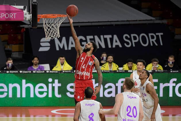 06.12.2020, xemx, Basketball BBL Bundesliga, FC Bayern Muenchen Basketball - BG Göttingen emspor, v.l. Dennis Jerome Seeley (FC Bayern Basketball) mit Korbleger (DFL DFB REGULATIONS PROHIBIT ANY USE OF PHOTOGRAPHS as IMAGE SEQUENCES and or QUASI-VIDEO) Muenchen