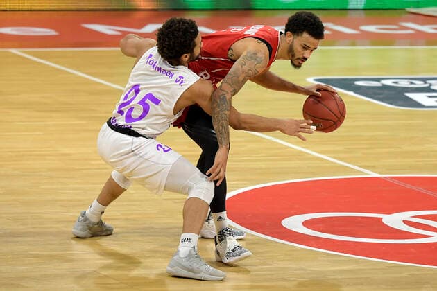 06.12.2020, xemx, Basketball BBL Bundesliga, FC Bayern Muenchen Basketball - BG Göttingen emspor, v.l. Galen Robinson Jr. (BG Goettingen) und Nick Weiler-Babb (FC Bayern Basketball) Zweikampf, Duell, Kampf, tackle (DFL DFB REGULATIONS PROHIBIT ANY USE OF PHOTOGRAPHS as IMAGE SEQUENCES and or QUASI-VIDEO) Muenchen