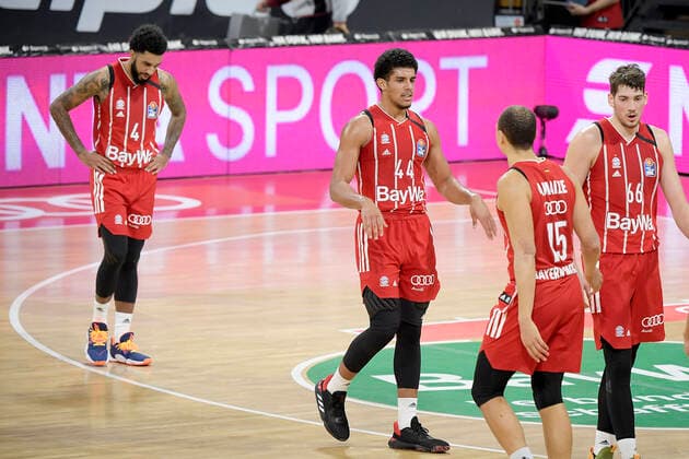06.12.2020, xemx, Basketball BBL Bundesliga, FC Bayern Muenchen Basketball - BG Göttingen emspor, v.l. Schlussjubel, Mannschaft, Spieler, feiern ihren Sieg (DFL DFB REGULATIONS PROHIBIT ANY USE OF PHOTOGRAPHS as IMAGE SEQUENCES and or QUASI-VIDEO) Muenchen