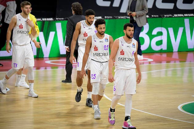 06.12.2020, xemx, Basketball BBL Bundesliga, FC Bayern Muenchen Basketball - BG Göttingen emspor, v.l. Mannschaft, Spieler, enttaeuscht, enttaeuscht schauend nach Spielende (DFL DFB REGULATIONS PROHIBIT ANY USE OF PHOTOGRAPHS as IMAGE SEQUENCES and or QUASI-VIDEO) Muenchen