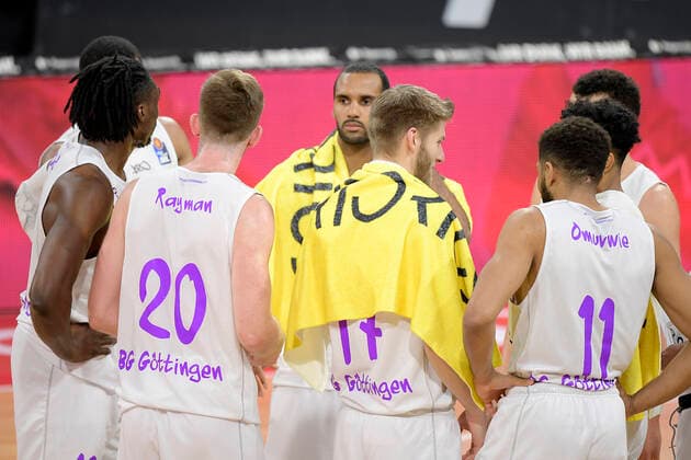 06.12.2020, xemx, Basketball BBL Bundesliga, FC Bayern Muenchen Basketball - BG Göttingen emspor, v.l. Mannschaft, Spieler, enttaeuscht, enttaeuscht schauend nach Spielende (DFL DFB REGULATIONS PROHIBIT ANY USE OF PHOTOGRAPHS as IMAGE SEQUENCES and or QUASI-VIDEO) Muenchen