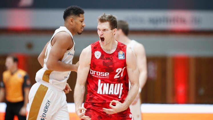 s.Oliver Wuerzburg vs. Basketball Loewen Braunschweig, Basketball, BBL Deutschland, Wuerzburg, s.Oliver Arena, 06.12.2020, emspor, emonline, despor, deonline, s.Oliver Wuerzburg vs. Basketball Loewen Braunschweig, Basketball, BBL Bild: v. li. Florian Koch (s.Oliver Wuerzburg) Editorial Use ONLY Wuerzburg s.Oliver Arena Bayern Deutschland