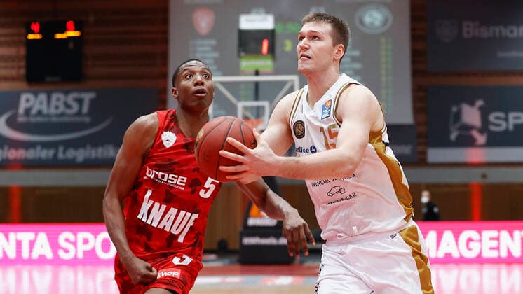 s.Oliver Wuerzburg vs. Basketball Loewen Braunschweig, Basketball, BBL Deutschland, Wuerzburg, s.Oliver Arena, 06.12.2020, emspor, emonline, despor, deonline, s.Oliver Wuerzburg vs. Basketball Loewen Braunschweig, Basketball, BBL Bild: v. li. Justin Sears (s.Oliver Wuerzburg) und Martin Peterka (Basketball Loewen Braunschweig) Editorial Use ONLY Wuerzburg s.Oliver Arena Bayern Deutschland