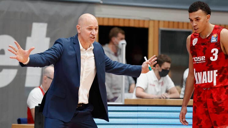 s.Oliver Wuerzburg vs. Basketball Loewen Braunschweig, Basketball, BBL Deutschland, Wuerzburg, s.Oliver Arena, 06.12.2020, emspor, emonline, despor, deonline, s.Oliver Wuerzburg vs. Basketball Loewen Braunschweig, Basketball, BBL Bild: v. li. Editorial Use ONLY Wuerzburg s.Oliver Arena Bayern Deutschland