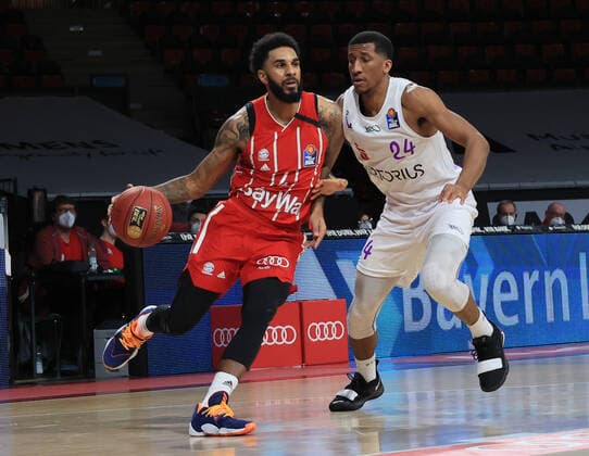 06.12.2020, BBL, FCB Basketball vs BG Goettingen, Audi Dome Muenchen, im Bild: Dennis Jerome Seeley (FCB Basketball) vs Aubrey Dawkins (BG Goettingen)