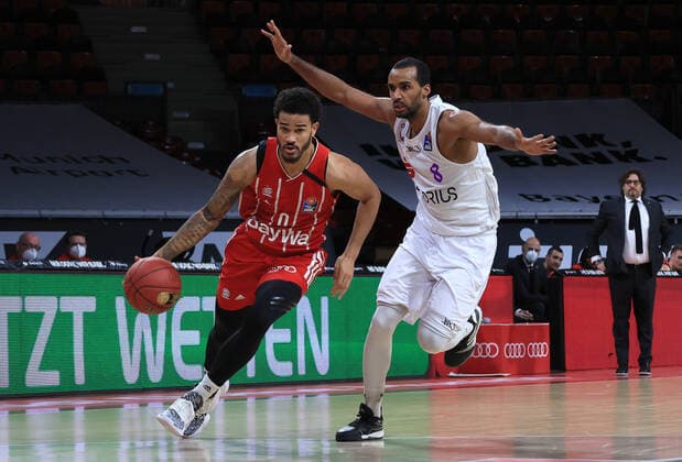 06.12.2020, BBL, FCB Basketball vs BG Goettingen, Audi Dome Muenchen, im Bild: Nick Weiler-Babi (FCB Basketball) vs Akeem Vargas (BG Goettingen)