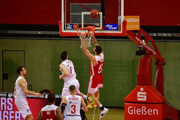 06.12.2020, xbrx, Basketball BBL Bundesliga, Giessen 46ers - Brose Bamberg emspor, v.l. Dunking, Kravish, David (45 - brose Bamberg) Giessen