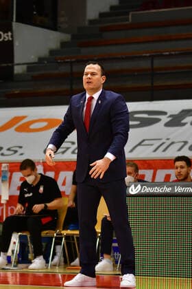 06.12.2020, xbrx, Basketball BBL Bundesliga, Giessen 46ers - Brose Bamberg emspor, v.l. Roijakkers, Johan (Trainer - brose Bamberg), gibt Anweisung, gestikuliert, mit den Armen gestikulieren, gibt Anweisung ans Team Giessen