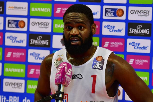 06.12.2020, xbrx, Basketball BBL Bundesliga, Giessen 46ers - Brose Bamberg emspor, v.l. Interview, gibt ein Interview, Stark, Jonathan (1 - Giessen 46ers), Mikrofon Giessen