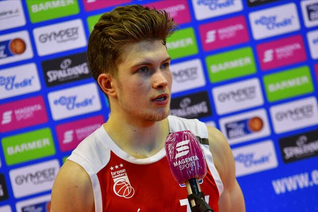 06.12.2020, xbrx, Basketball BBL Bundesliga, Giessen 46ers - Brose Bamberg emspor, v.l. Hundt, Bennet (33 - brose Bamberg), Interview, gibt ein Interview, Mikrofon Giessen