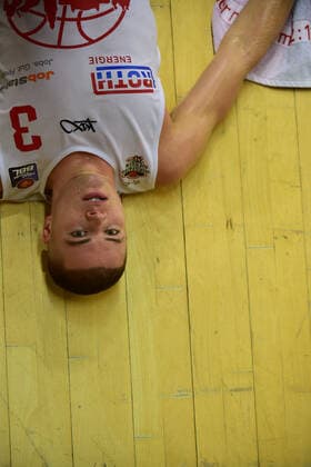 06.12.2020, xbrx, Basketball BBL Bundesliga, Giessen 46ers - Brose Bamberg emspor, v.l. Behandlung, OReilly, Liam (3 - Giessen 46ers), liegt auf dem Boden Giessen