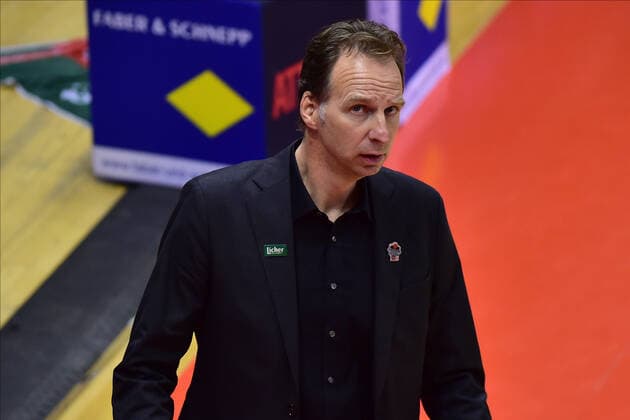06.12.2020, xbrx, Basketball BBL Bundesliga, Giessen 46ers - Brose Bamberg emspor, v.l. Konzentration, ist konzentriert, Freyer, Ingo (Trainer - Giessen 46ers), schaut auf die Anzeigentafel Giessen