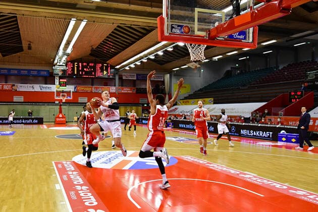 06.12.2020, xbrx, Basketball BBL Bundesliga, Giessen 46ers - Brose Bamberg emspor, v.l. Korbleger, OReilly, Liam (3 - Giessen 46ers), Verteidigung, verteidigt, Ogbe, Kenneth (25 - brose Bamberg), Giessen
