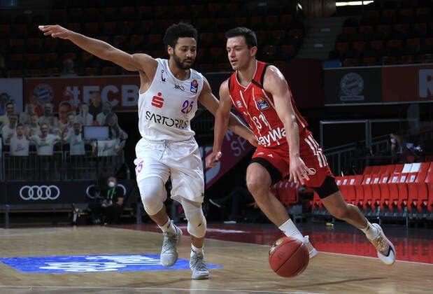 06.12.2020, BBL, FCB Basketball vs BG Goettingen, Audi Dome Muenchen, im Bild: Galen Robinson Jr. (BG Goettingen) vs Zan Mark Sisko (FCB Basketball)