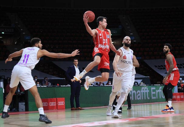 06.12.2020, BBL, FCB Basketball vs BG Goettingen, Audi Dome Muenchen, im Bild: Marvin Omuvwie (BG Goettingen), und Zan Mark Sisko (FCB Basketball) vorbei an Dennis Kramer (BG Goettingen), Dennis Jerome Seeley (FCB Basketball) schaut zu