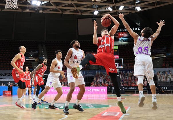 06.12.2020, BBL, FCB Basketball vs BG Goettingen, Audi Dome Muenchen, im Bild: Robin Amaize (FCB Basketball), Zan Mark Sisko (FCB Basketball), Dennis Jerome Seeley (FCB Basketball), Nelson Weidemann (BG Goettingen), Marvin Omuvwie (BG Goettingen), und Matter Rudan (FCB Basketball) vs Galen Robinson Jr. (BG Goettingen)