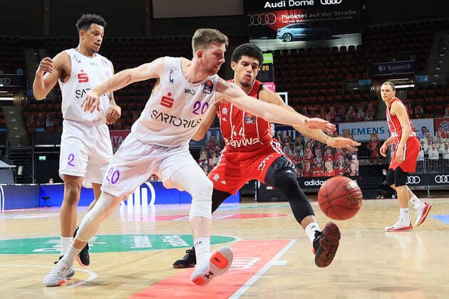 06.12.2020, BBL, FCB Basketball vs BG Goettingen, Audi Dome Muenchen, im Bild: Nelson Weidemann (BG Goettingen), Will Rayman (BG Goettingen), Sasha Grant (FCB Basketball) und Robin Amaize (FCB Basketball)