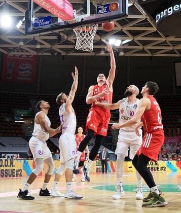 06.12.2020, BBL, FCB Basketball vs BG Goettingen, Audi Dome Muenchen, im Bild: Aubrey Dawkins (BG Goettingen), Mathis Moenninghoff (BG Goettingen), Leon Radosevic (FCB Basketball), Dennis Kramer (BG Goettingen) und Matter Rudan (FCB Basketball)