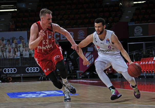06.12.2020, BBL, FCB Basketball vs BG Goettingen, Audi Dome Muenchen, im Bild: Leon Radosevic (FCB Basketball) vs Luke Nelson (BG Goettingen)