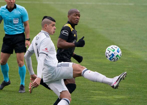 COLUMBUS, OH - DECEMBER 06: New England Revolution forward Gustavo Bou 7 controls the ball in the air during the Eastern Conference Final between the Columbus Crew SC and the New England Revolution at MAPFRE Stadium in Columbus, Oho on December 6th, 2020. (Photo by Jason Mowry Icon Sportswire) SOCCER: DEC 06 MLS, Fussball Herren, USA Cup Playoffs Eastern Conference Final - New England Revolution at Columbus Crew Icon2012060008
