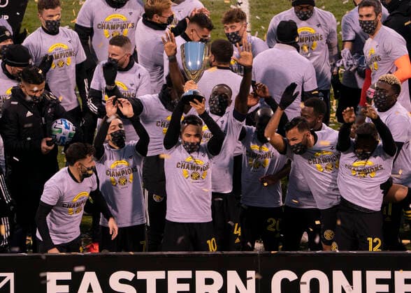 COLUMBUS, OH - DECEMBER 06: Columbus Crew SC midfielder Lucas Zelarrayan 10 lifts the Eastern Conference trophy with his teammate after the Eastern Conference Final between the Columbus Crew SC and the New England Revolution at MAPFRE Stadium in Columbus, Oho on December 6th, 2020. Columbus Crew SC won 1-0. (Photo by Jason Mowry Icon Sportswire) SOCCER: DEC 06 MLS, Fussball Herren, USA Cup Playoffs Eastern Conference Final - New England Revolution at Columbus Crew Icon2012060025