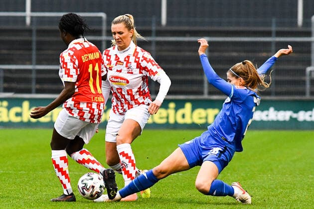 v.li.: Eunice Beckmann (Köln, 11), Rachel Rinast (Köln, 31), Tabea Waßmuth (TSG, 28), Dreikampf, Duell, duel, tackle, tackling, Dynamik, Action, Aktion, 06.12.2020, Köln (Deutschland), Fussball, DFB-Pokal Frauen, Achtelfinale, 1. FC Köln - TSG Hoffenheim, DFB DFL REGULATIONS PROHIBIT ANY USE OF PHOTOGRAPHS AS IMAGE SEQUENCES AND OR QUASI-VIDEO.